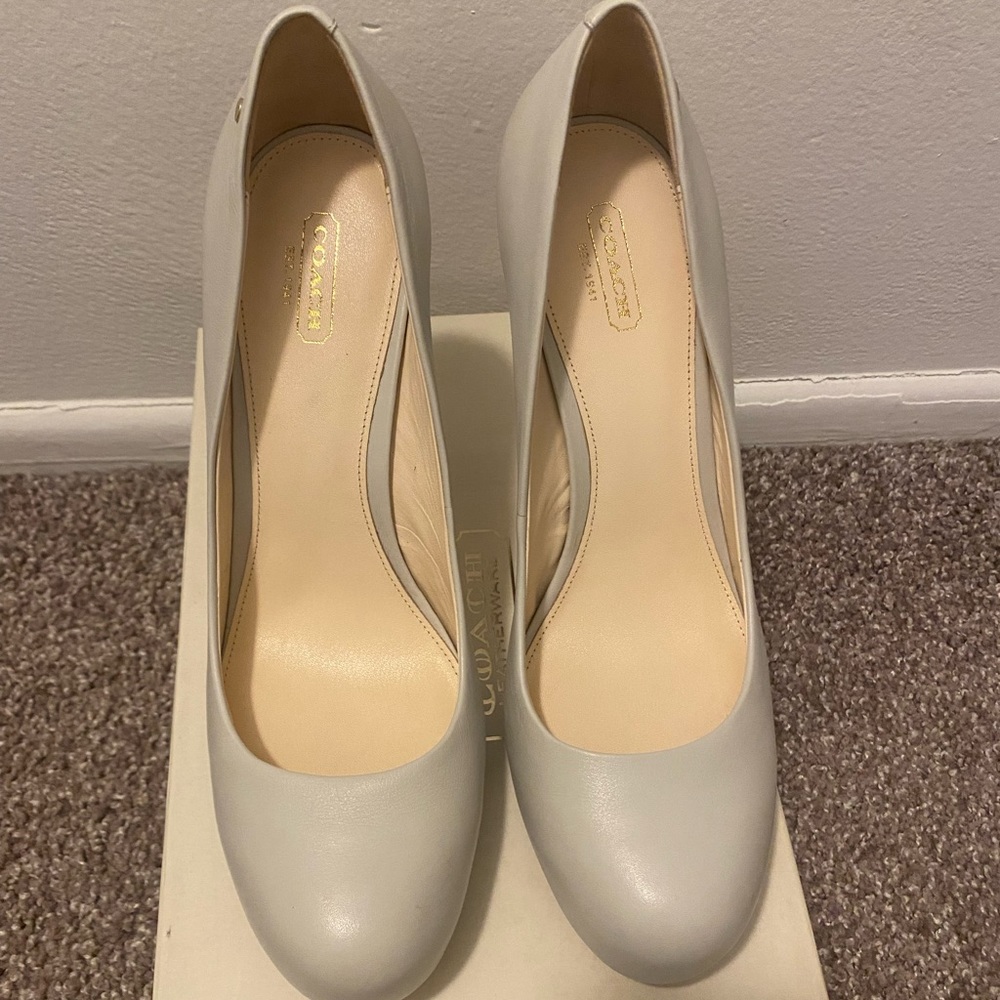 COACH ALEXA SOFT CALF Q557 PARCHMENT OFF-WHITE SIGNATURE HEELS Size 10B NIB $198